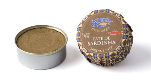 Potes de paté de sardinha com embalagem azul e bege e paté aberto