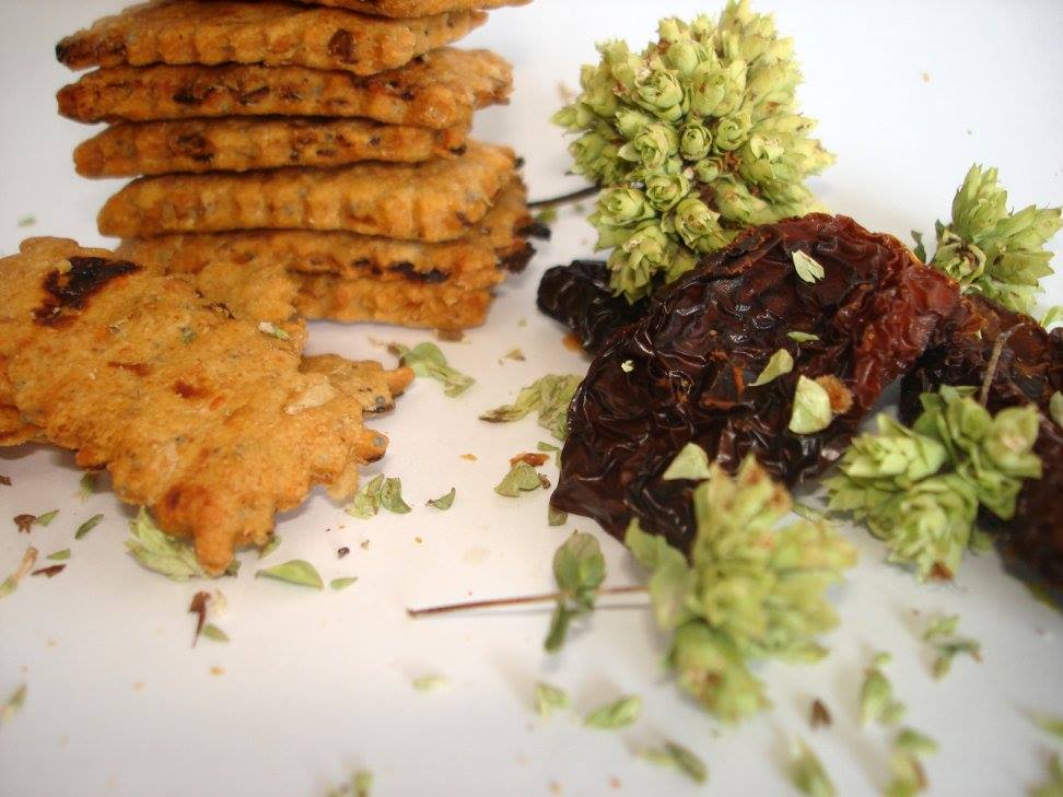 Bolachas alaranjadas com folhas verdes e pimentos secos