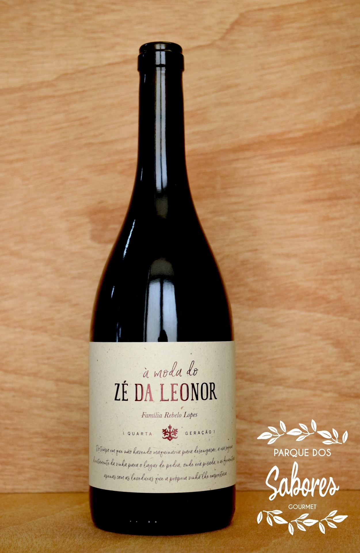 Garrafa de vinho tinto com rótulo branco e texto à moda do ZÉ DA LEONOR