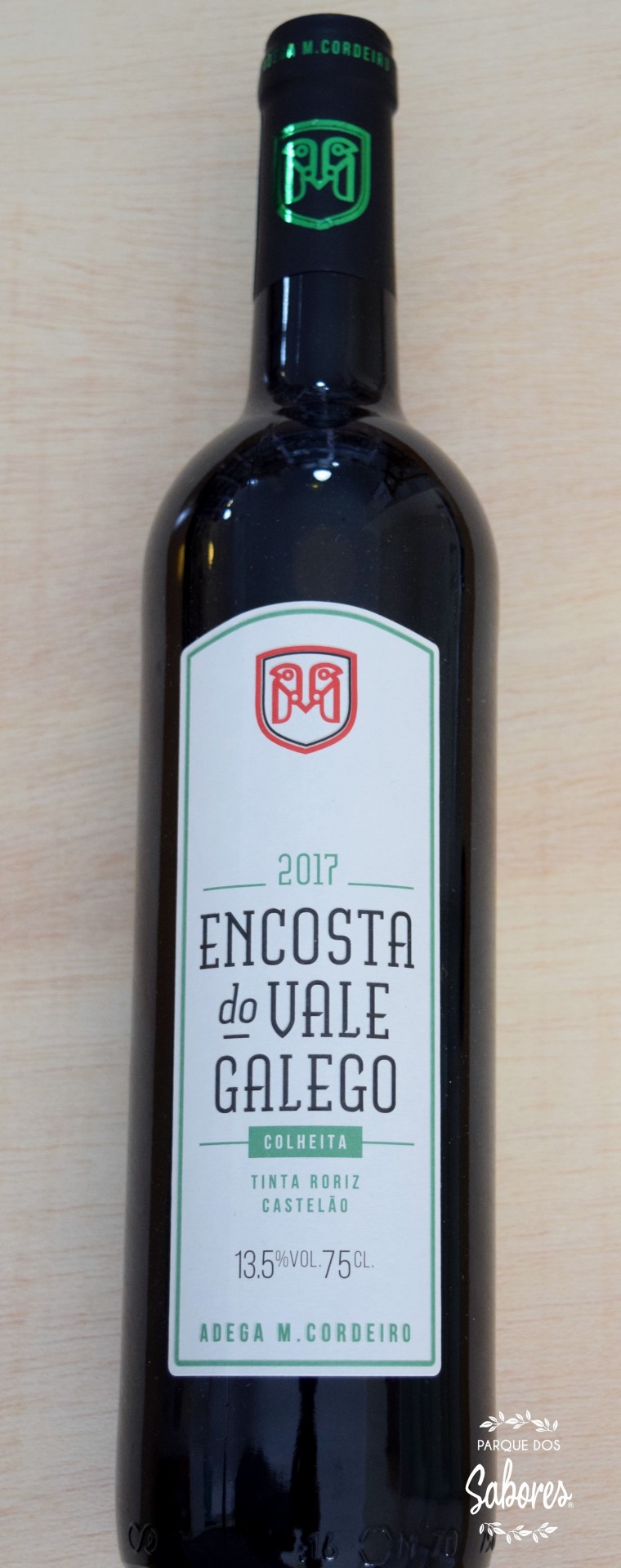 Garrafa de vinho Encosta do Vale Galego 2017 com rótulo branco e texto preto e verde