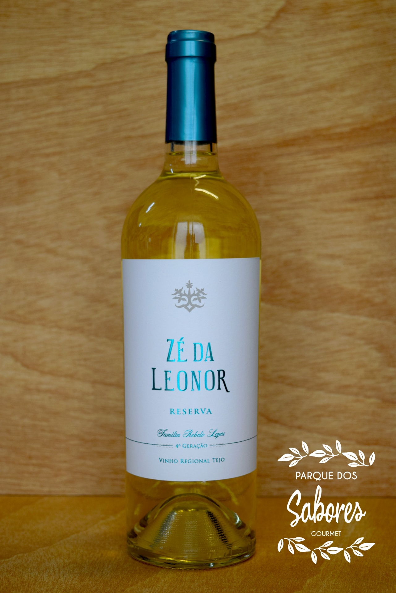 Garrafa de vinho branco Zé da Leonor Reserva com rótulo branco e cápsula azul
