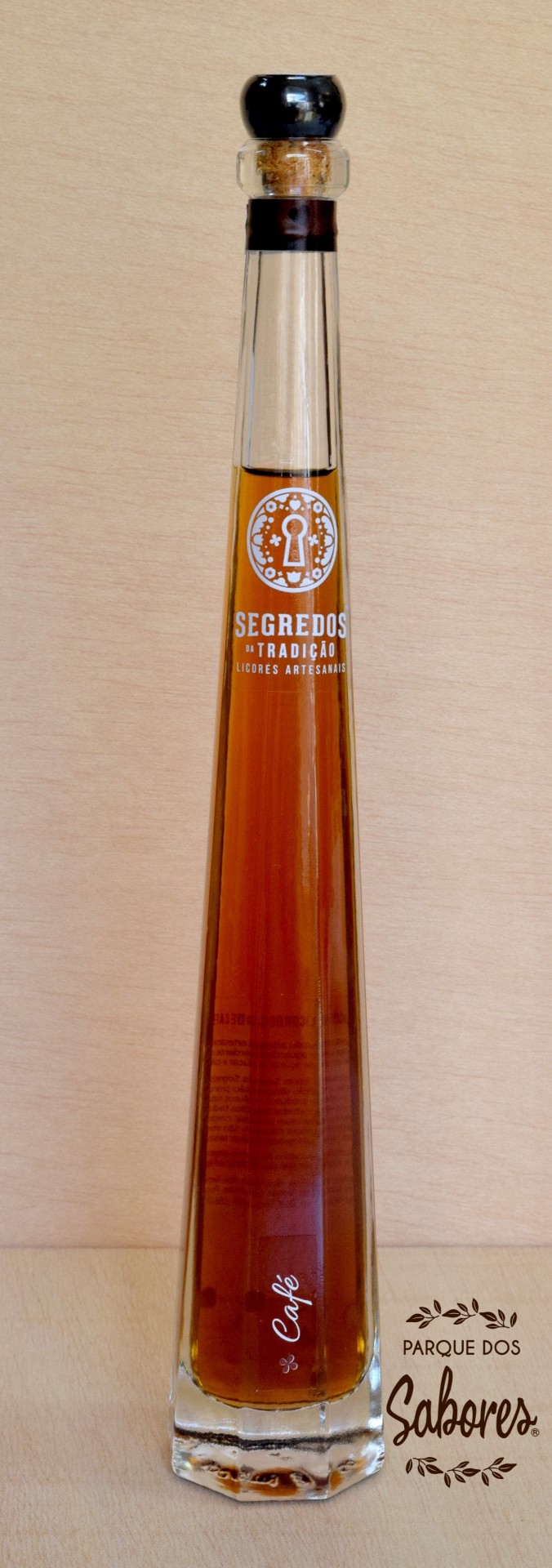 Licor de Café Garrafa de licor artesanal de café com rótulo branco e tampa preta