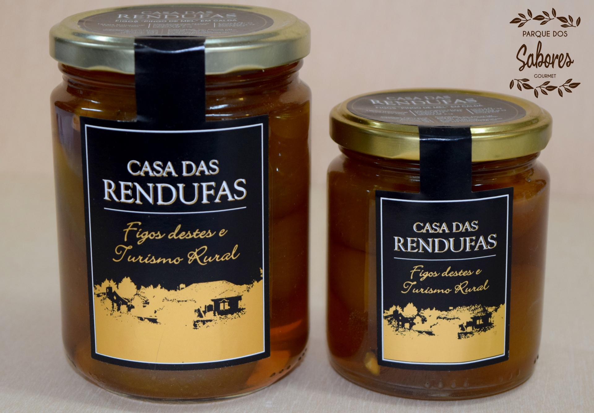 Dois frascos de compota com etiquetas pretas e tampas douradas