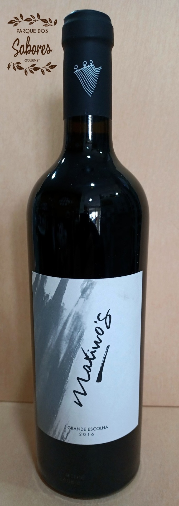 Vinhos Biológicos Adega Alveirão (Chicharo / Maximo's / Encosta Vale Godinho) Garrafa de vinho tinto com rótulo branco e cinza e cápsula preta
