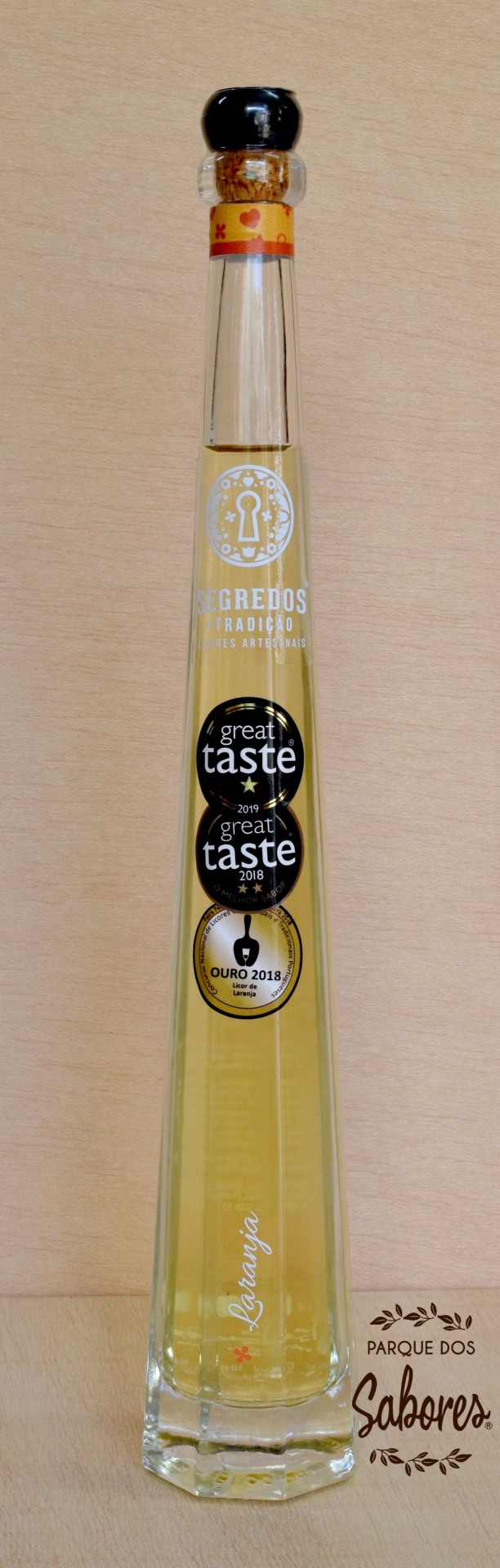 Licor de Laranja Garrafa alta de licor de laranja com rótulos de prémios e selo laranja com corações