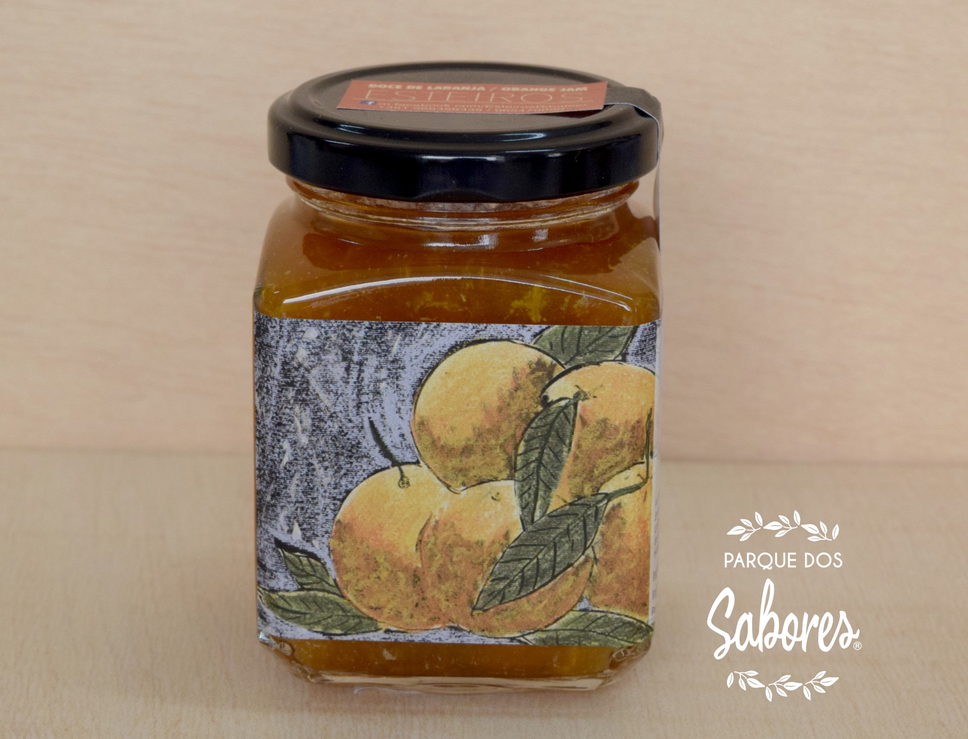 Frasco de vidro com geleia e rótulo de pêssegos.