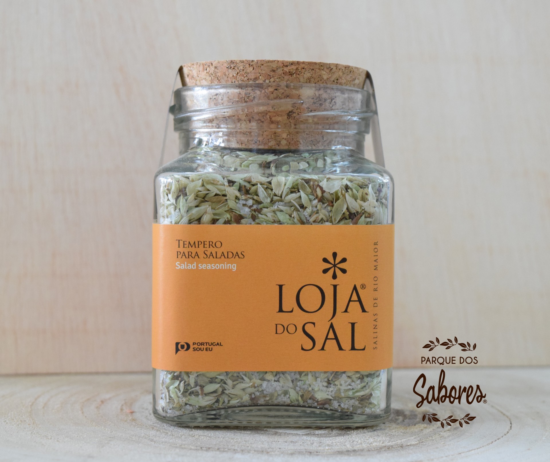 Frasco de vidro com tempero para saladas Loja do Sal com rótulo laranja e tampa de cortiça