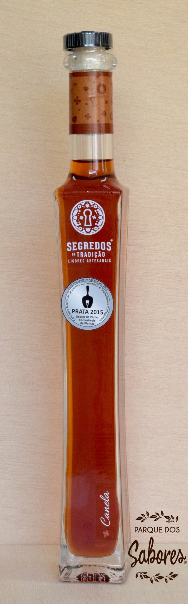 Licor de Canela Garrafa de licor artesanal de canela com rótulos e selo preto e branco