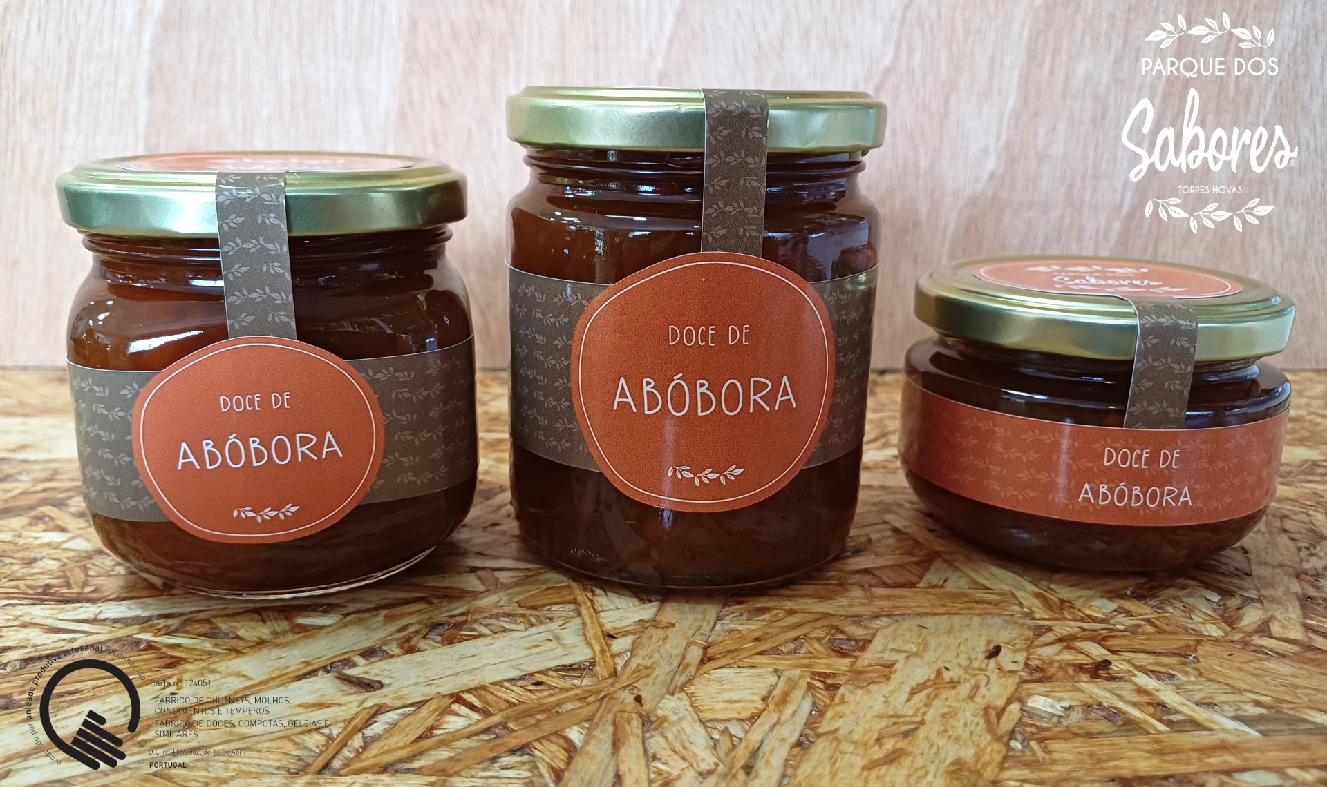 Doce (Compota) de Abóbora Três frascos de compota de abóbora em vidro com rótulos castanhos