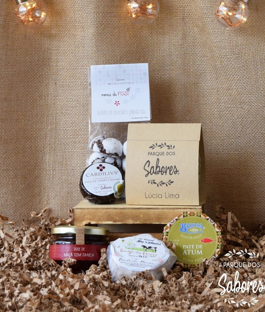 Conjunto de produtos gourmet com embalagens rústicas e potes sobre aparas de madeira