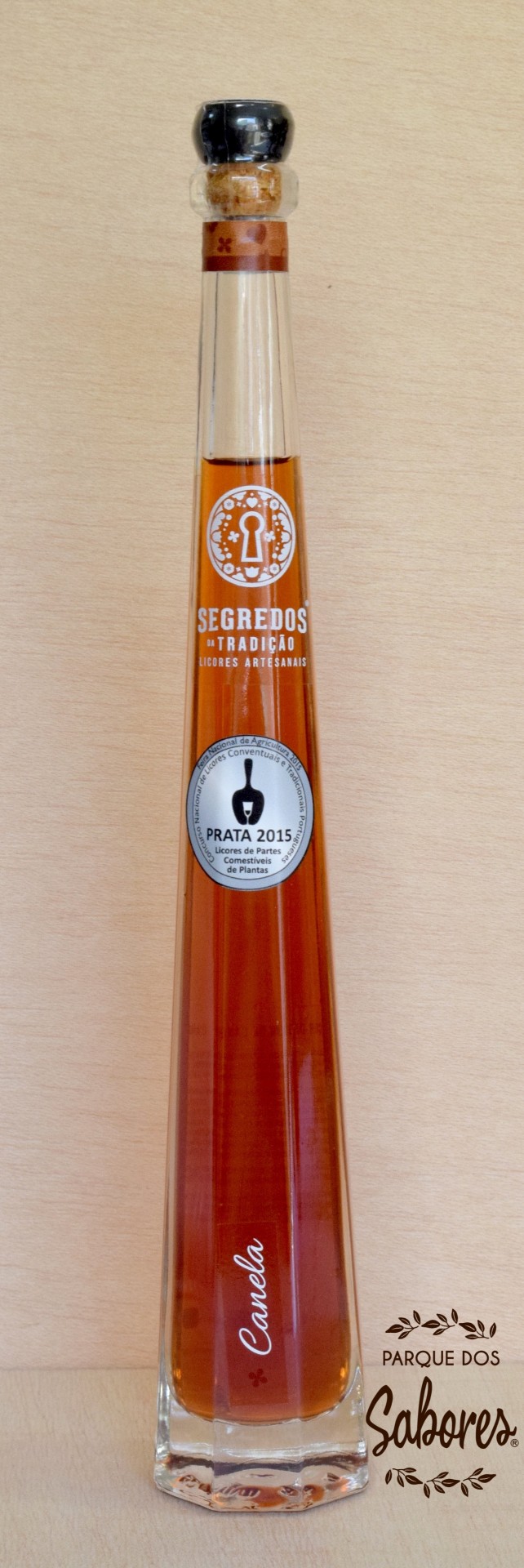 Licor de Canela Garrafa alta de licor âmbar artesanal com etiquetas e selo de prémio