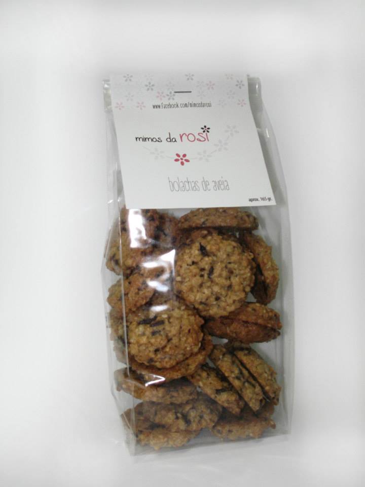 Bolachas de Aveia Pacote transparente com bolachas de aveia e etiqueta branca com texto