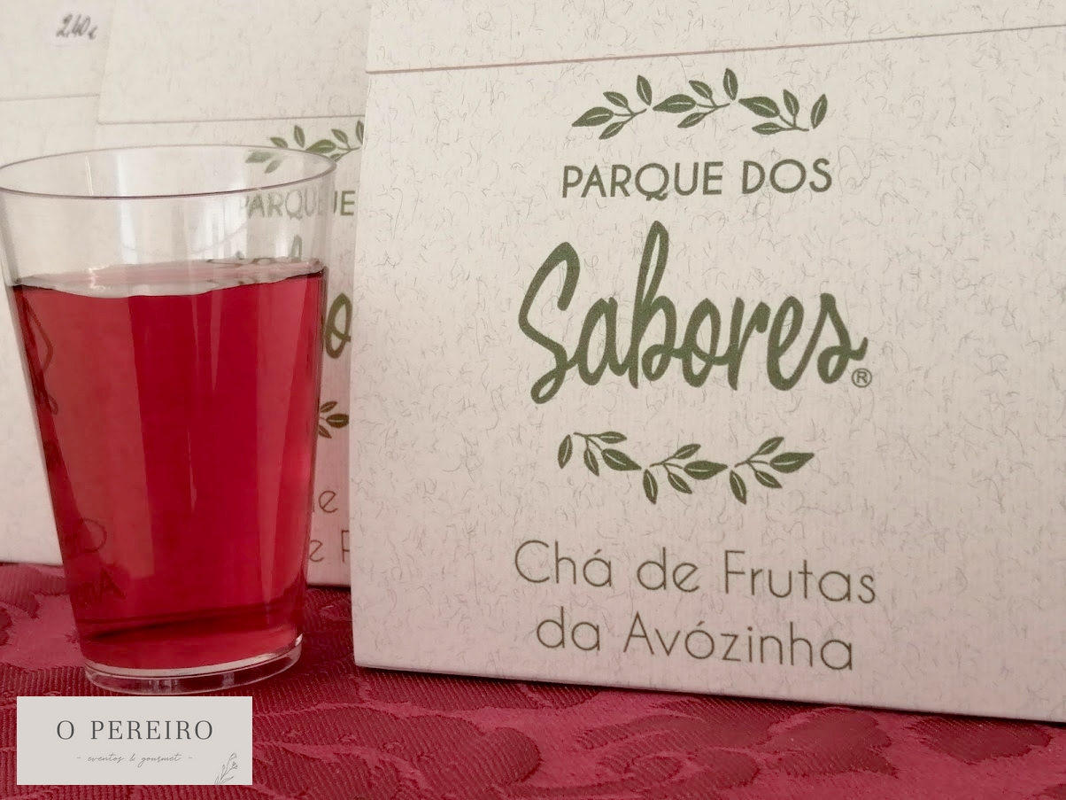 Chá De Frutas Da Avózinha Caixa de chá Parque dos Sabores Chá de Frutas da Avózinha com copo de chá vermelho.