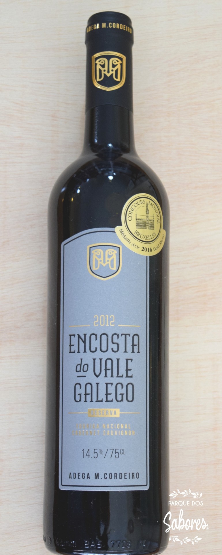 Garrafa de vinho tinto Reserva Encosta do Vale Galego 2012 com rótulo cinza e em fundo claro