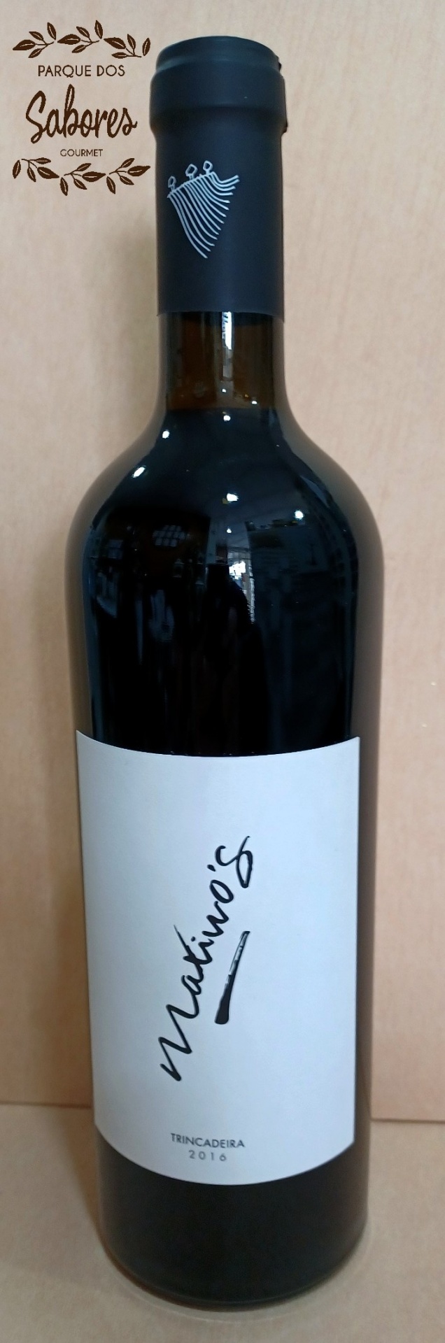 Vinhos Biológicos Adega Alveirão (Chicharo / Maximo's / Encosta Vale Godinho) Garrafa de vinho tinto Matino's Trincadeira 2016 com rótulo branco e selo preto