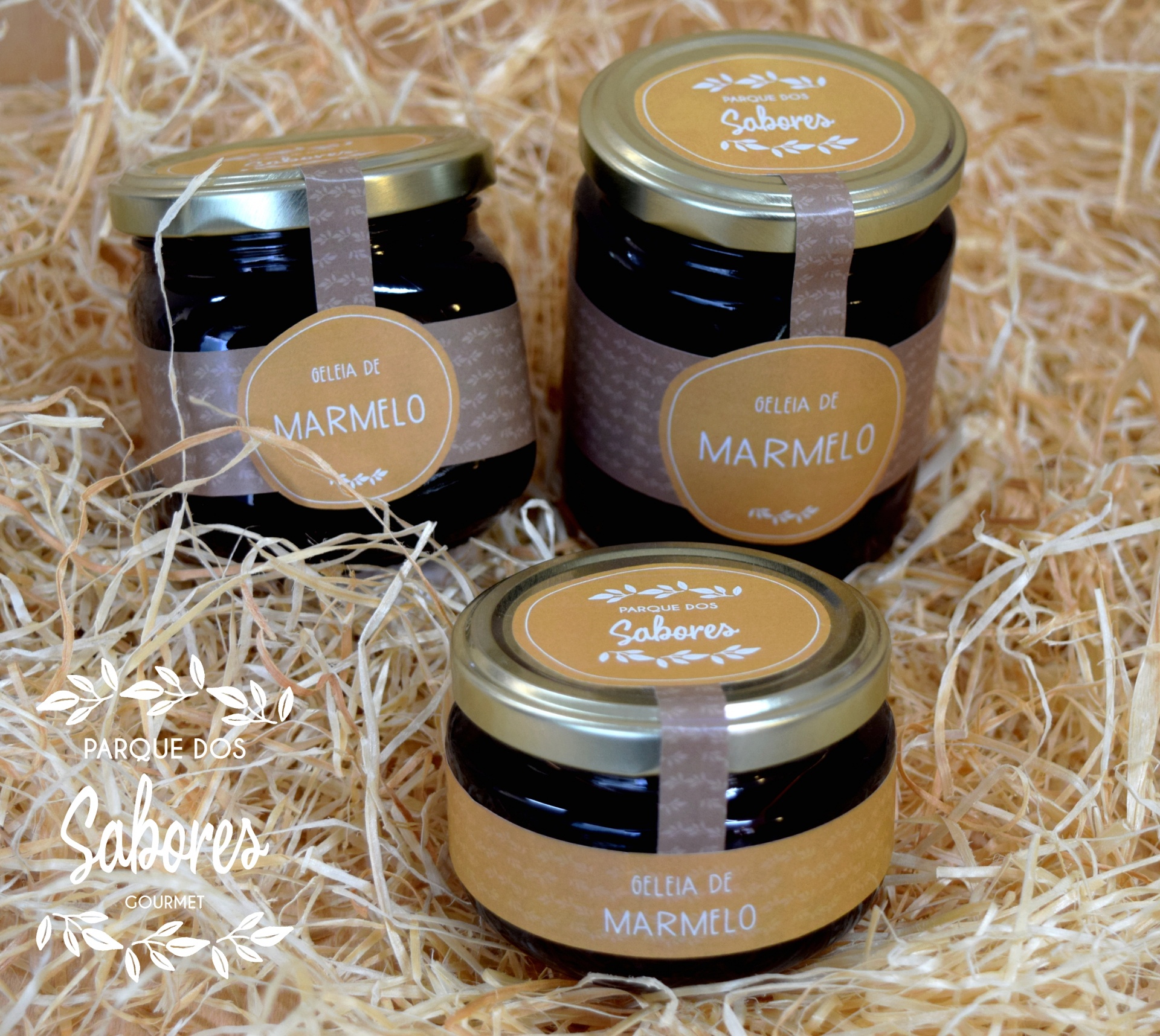 Frascos de geleia de marmelo com rótulos castanhos sobre palha