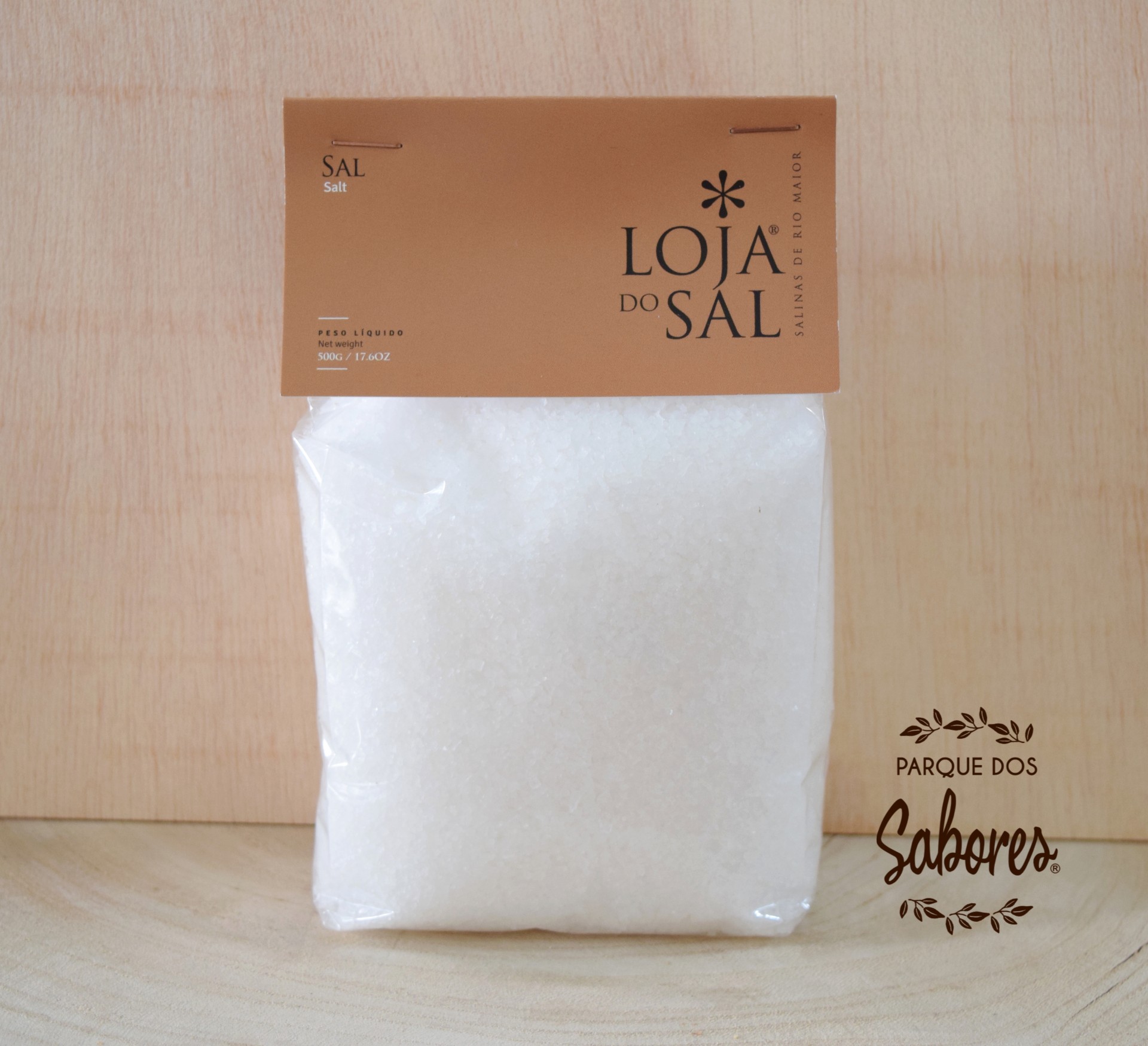 Frasco de Sal Fonte Salina "Loja do Sal" Pacote de sal grosso LOJA DO SAL com etiqueta castanha sobre madeira clara