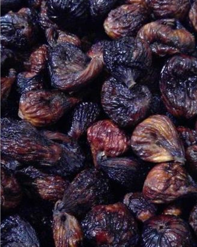figos secos castanhos e pretos empilhados com textura rugosa