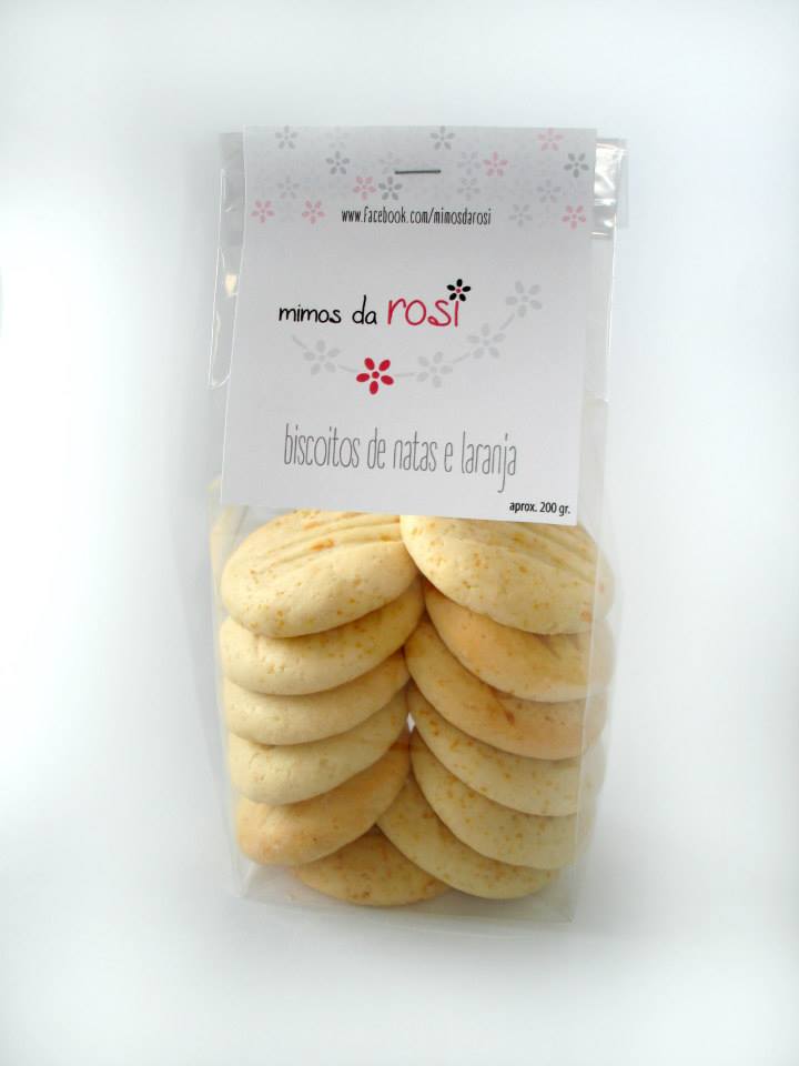 Biscoitos de Natas e Laranja Pacote transparente de bolachas com rótulo branco 'mimas da rosi' e texto biscoitos de natas e laranja