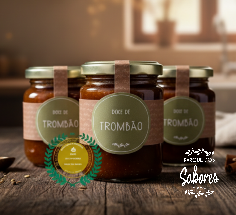 Frascos de doce de trombão com etiquetas verdes e faixas rosa sobre mesa de madeira