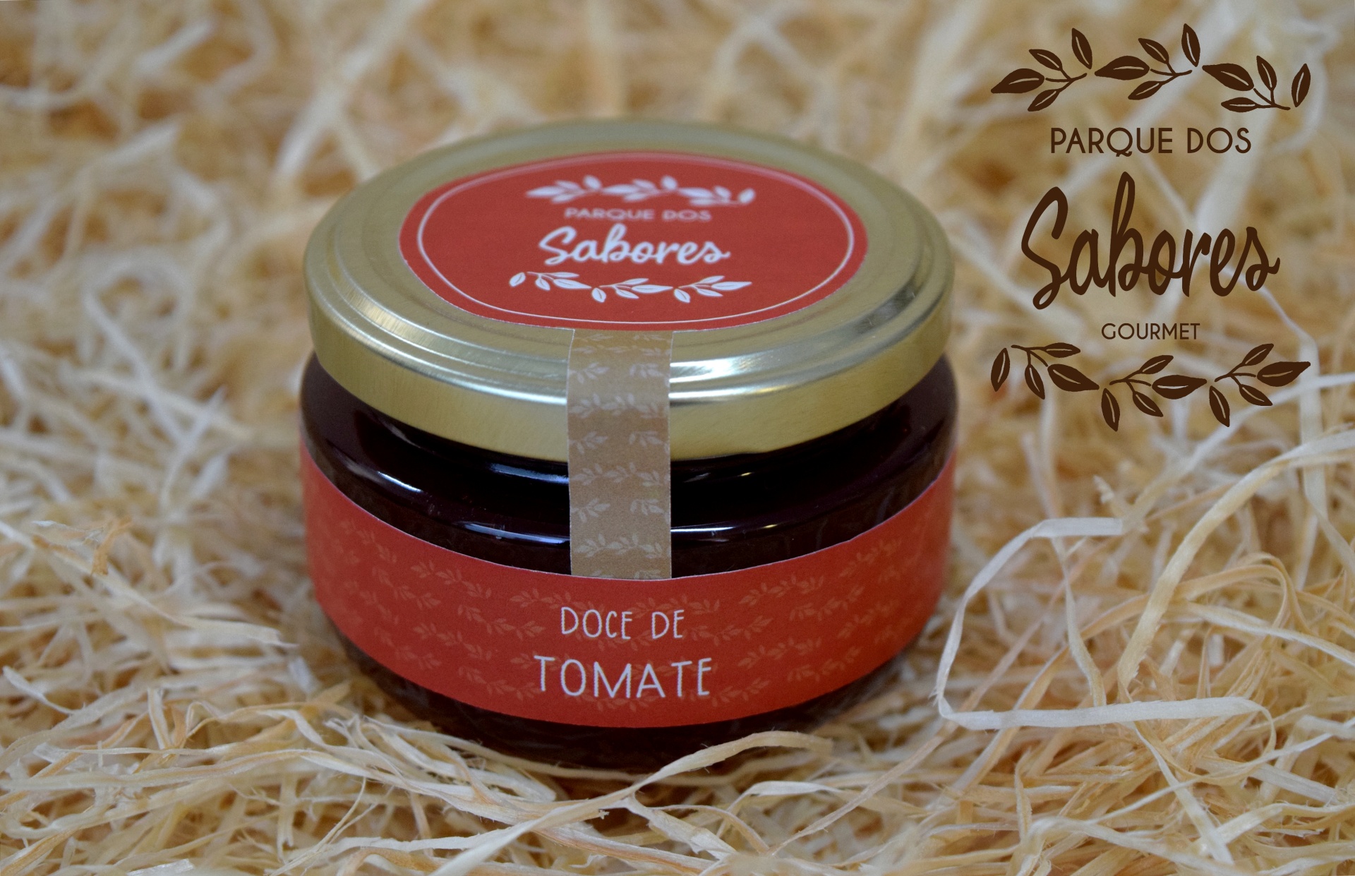 Doce (Compota) de Tomate Frasco de vidro com doce de tomate em fundo de palha
