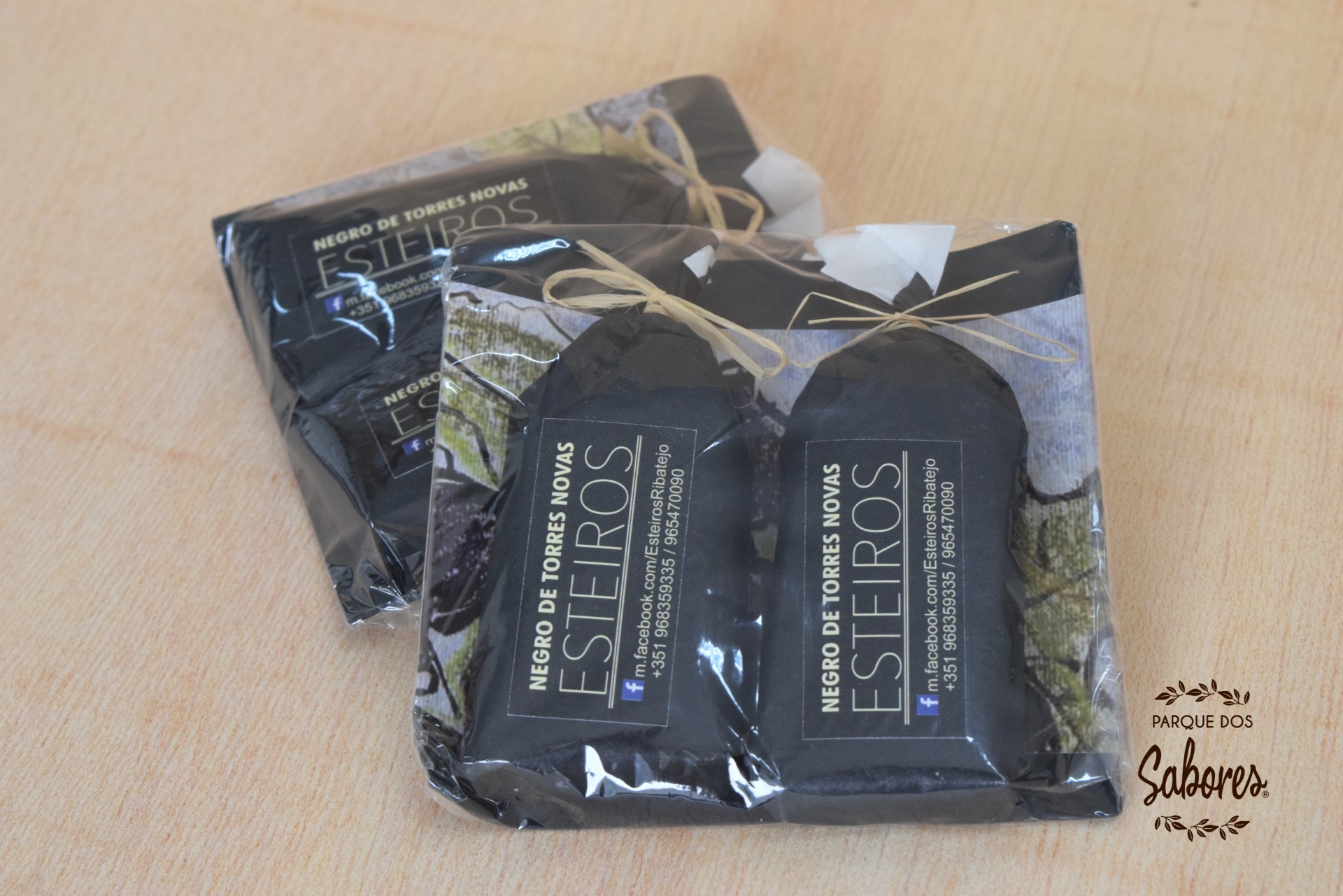 Pacotes de Mistura de Torres Novas Esteiros em embalagem plástica preta sobre madeira clara