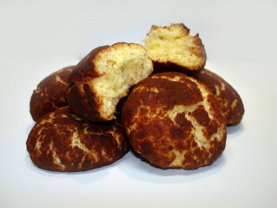 Broas redondas com padrão rachado castanho e amarelo