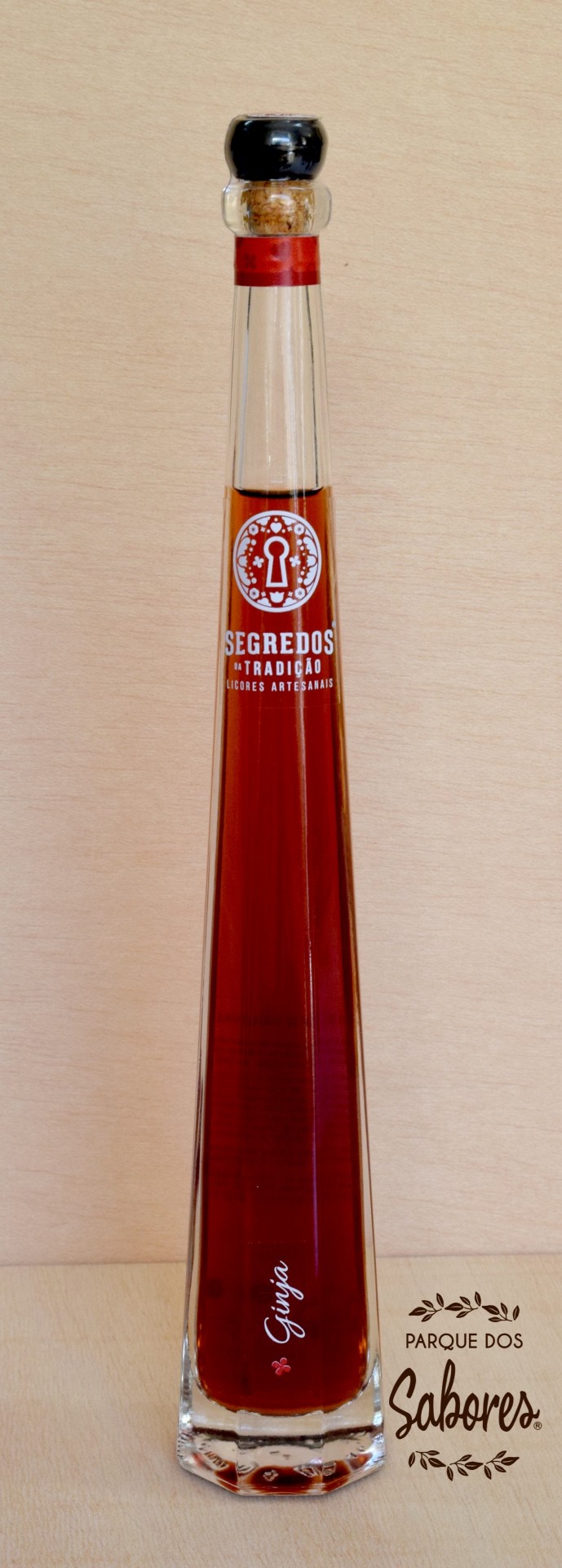 Licor de Ginja frasco de licor artesanal Segredos da Tradição com líquido castanho
