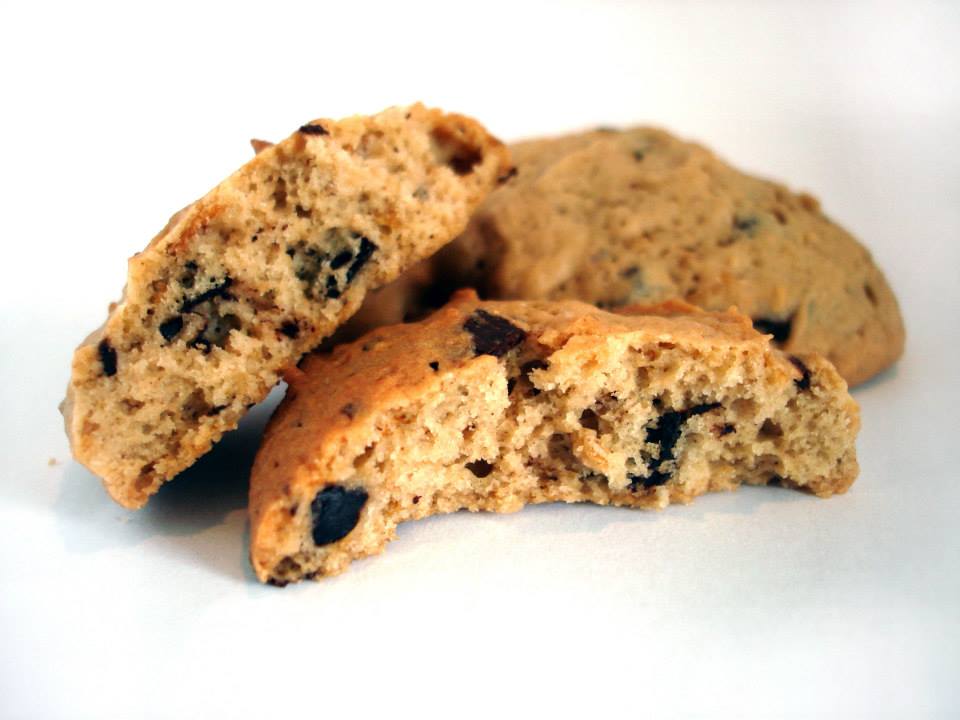 Bolachas com pedaços de chocolate sobre superfície branca