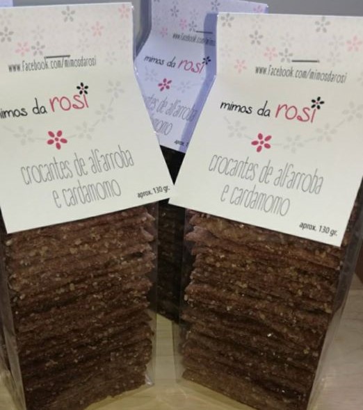 Pacotes transparentes com biscoitos crocantes de alfarroba e cardamomo com etiquetas brancas