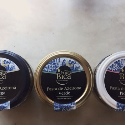 Três frascos de pasta de azeitona Fonte Bica em várias cores de tampa