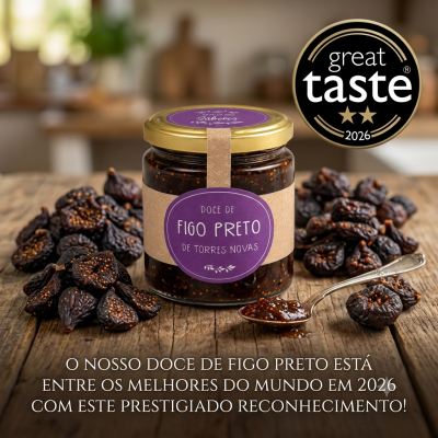 Frasco de doce de figo preto em mesa de madeira com figos secos e selo de prémio