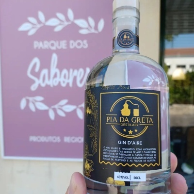 Garrafa de gin PIA DA GRETA com rótulo escuro e texto dourado