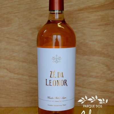 Garrafa de vinho rosé com rótulo branco e texto dourado e preto