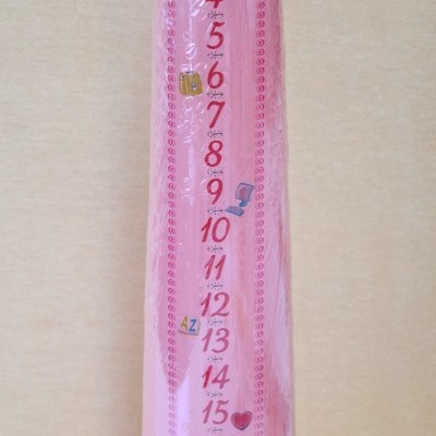 Vela rosa decorativa com números de 1 a 20 e pequenos ícones coloridos