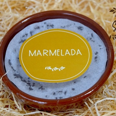 Frasco de marmelada de terracota com tampa cinza e etiqueta amarela