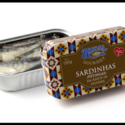 Lata colorida e aberta de sardinhas em azeite