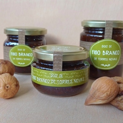 Frascos de doce de figo branco de Torres Novas com figos secos ao redor