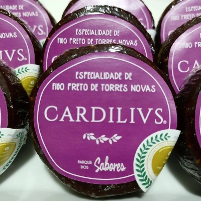 Pacote redondo de figo preto de Torres Novas com rótulo roxo e branco