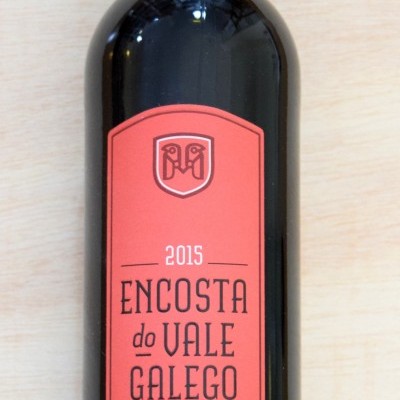 Garrafa de vinho tinto ENCOSTA do VALE GALEGO Syrah 2015 com rótulo coral