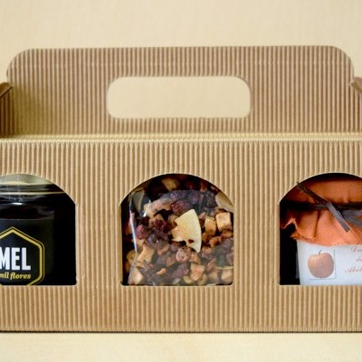 Conjunto de presente com mel, frutos secos e embalagem com fita laranja em caixa de cartão