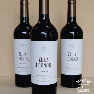 Três garrafas de vinho tinto ZÉ DA LEONOR com rótulos brancos e texto preto
