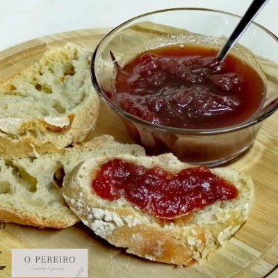 Pão e geleia em tabuleiro de madeira com etiquetas de marcas