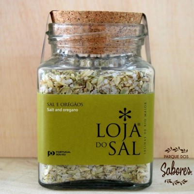 Frasco de vidro com tampa de cortiça e etiqueta verde com sal e orégãos