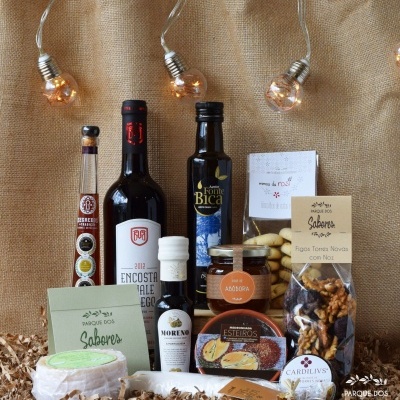 Caixa de produtos gourmet com azeite, vinho, queijo, mel, nozes e cartão de marca Parque dos Sabores