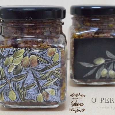 Dois frascos de vidro com tampa preta e rótulos com ilustrações de ramos de oliveira e azeitonas