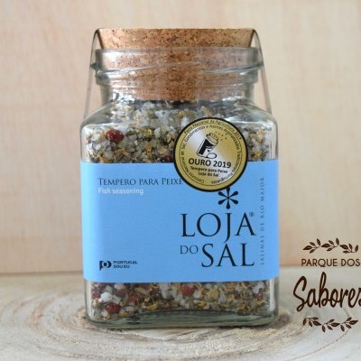 Frasco de vidro com tempero para peixe da Loja do Sal, rótulo azul e tampa de cortiça