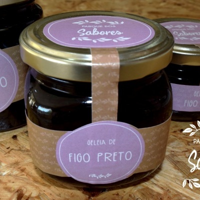 Frascos de geleia de figo preto com etiquetas lilases e tampas douradas