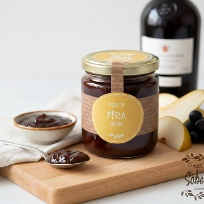 Frasco de doce de pêra rocha com colher e fruta sobre tábua de madeira