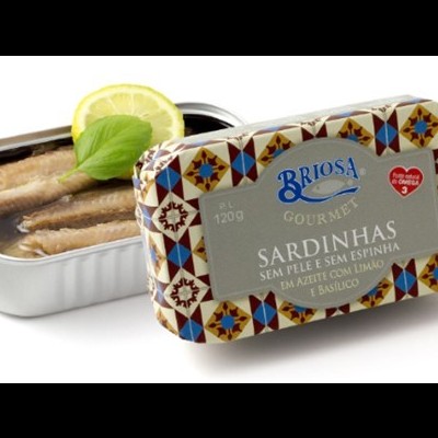 Lata aberta de sardinhas com rótulo BRÍOSA GOURMET e padrão geométrico colorido